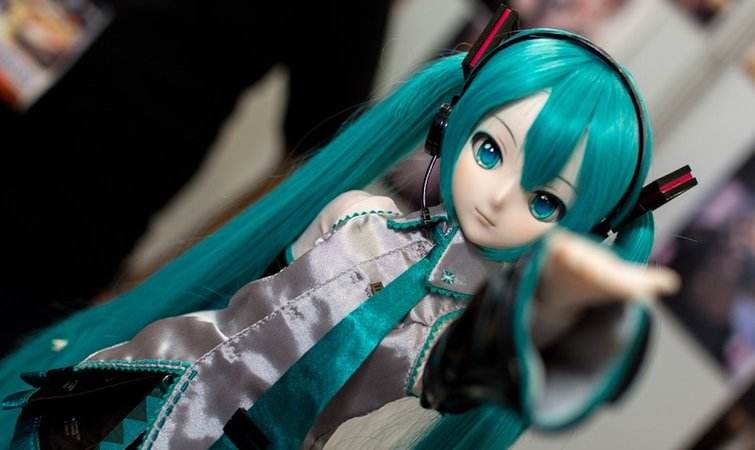 微软小冰毕业、初音未来结婚，索菲亚想要孩子……机器人从里到外越来越像人类